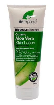 Dr. Organic Aloe Vera Lotion er en hudplejeprodukt, der indeholder beroligende og fugtgivende egenskaber fra aloe vera-ekstrakt. Denne lotion er designet til at pleje og hydrere huden, hvilket gør den velegnet til tør og følsom hud. Aloe vera har naturlige antioxidanter og næringsstoffer, der kan hjælpe med at lindre irritation.
