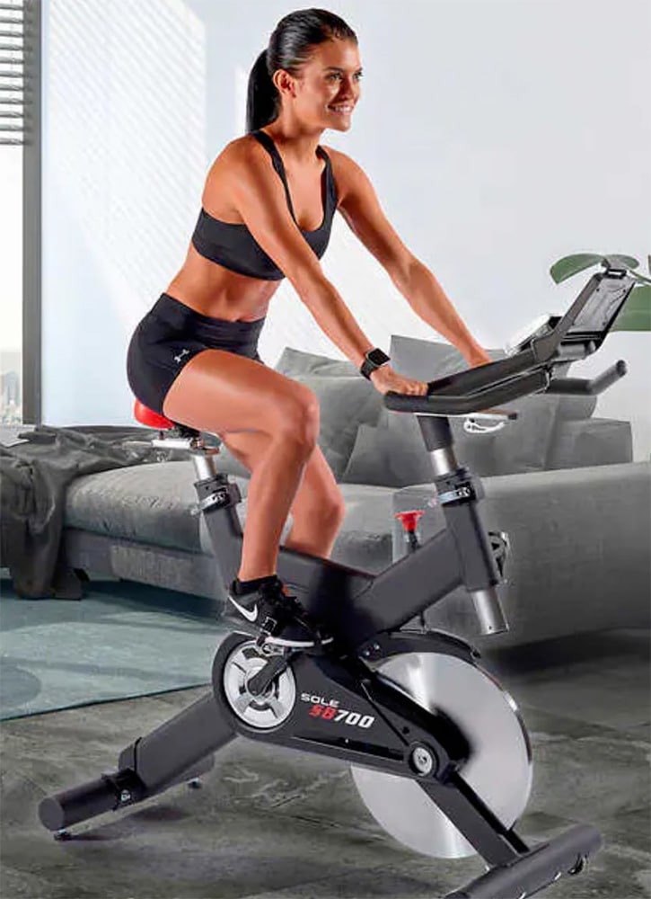Sole SB700 motionscykel er en pålidelig og holdbar fitnessmaskine. Den har en justerbar sadel og en stærk ramme, der kan rumme intensiv træning. SB700 tilbyder en jævn træningsoplevelse med justerbar modstand, og den har en indbygget skærm til at overvåge træningsdata som tid, hastighed og kalorier. Denne motionscykel er ideel til brugere, der ønsker en pålidelig og effektiv træningsmulighed derhjemme uden dikkedarer.